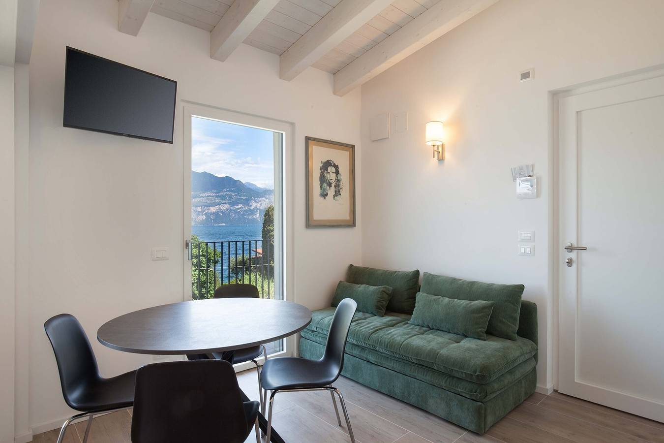 Appartamento intero, Pèler Apartament : Eleganza Moderna, Vista Incantevole e Comfort a Brenzone in Castelletto di Brenzone, Brenzone