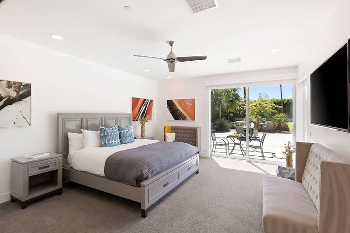 Vacation rental for 16 people, with terrace and hot tub as well as yard in Riverside County