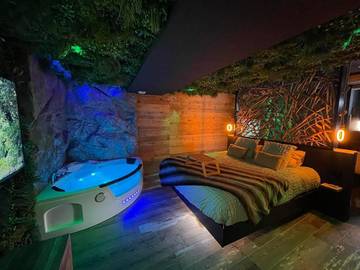 Gîte pour 2 personnes, avec balcon et jacuzzi à Tornac
