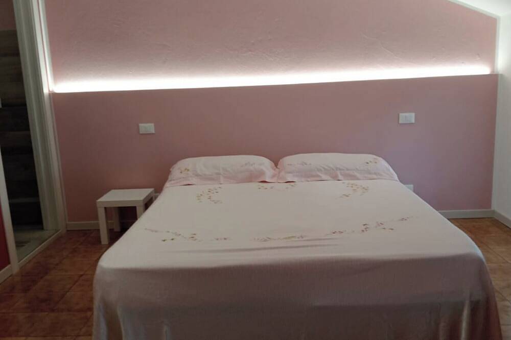 Holiday Home 'La Casa Di Delfina' with Private Garden in Caprino Veronese, Garda Mountains