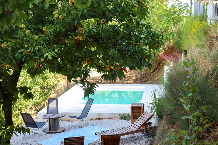 Cabaña 'Mirlo Blanco' con vistas a la montaña, piscina compartida y terraza privada in Jubrique, Serranía de Ronda