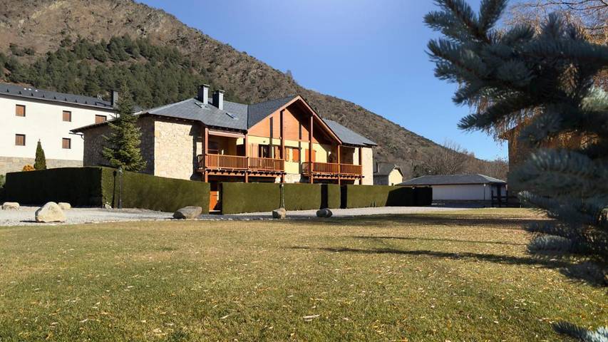 Gîte pour 4 personnes, avec vue ainsi que terrasse et jardin à Latour-de-Carol