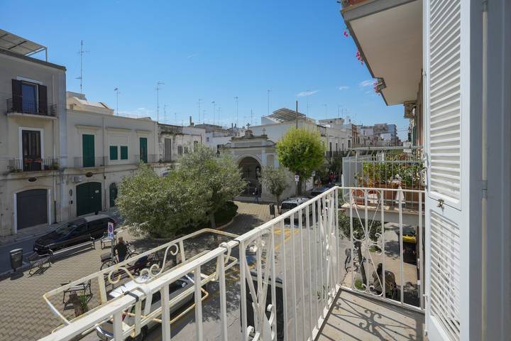 Hel lägenhet, Lägenhet för 4 Personer med balkong in Mola di Bari, Bari provins