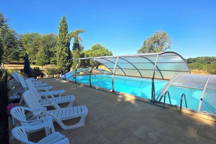 Maison de vacances pour 4 personnes, avec terrasse ainsi que piscine et jardin à Thenon