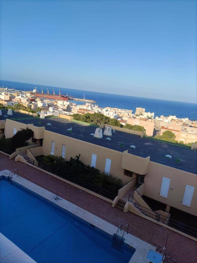 Apartamento de vacaciones para 6 personas, con terraza además de vistas y piscina - 1
