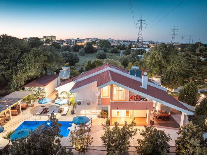 Villa für 12 Personen, mit Balkon und Terrasse sowie Garten und Pool in Rhodos Stadt - 4