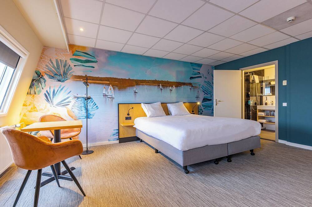 Hotel on the Lake with Marina Access, Nature Walks and Fresh Cuisine in Loosdrecht, Groene Hart