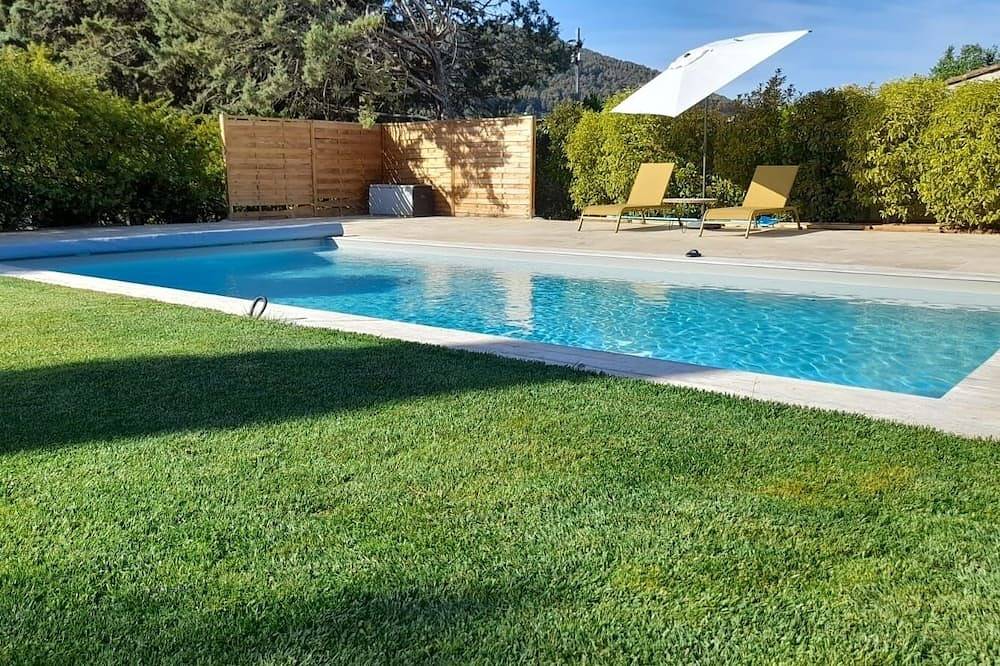 House with heated pool near the sea in Auriol, Costa mediterránea (Francia)