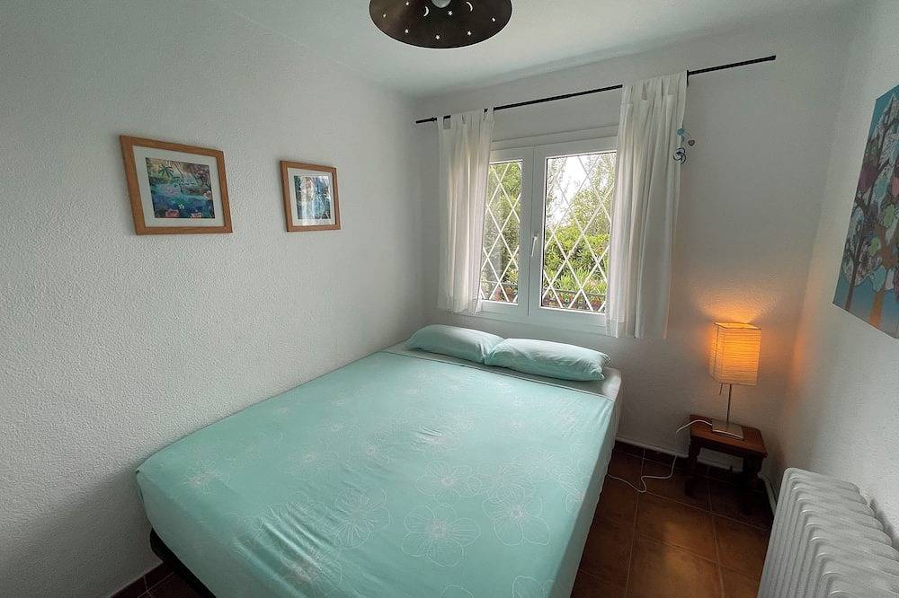 Charming villa with a beautiful garden and spacious pool in Miraflores (Madrid), Miraflores de la Sierra