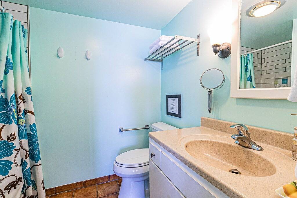 Oceanfront in Hilo Hale Kai Suites - Moana Room - King Bed, Private Bathroom in Paukaa, Hamakua