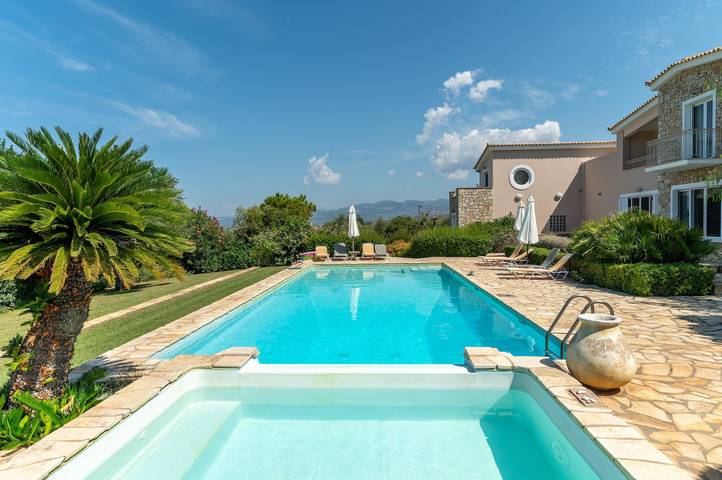 Ferienhaus für 18 Personen, mit Balkon und Whirlpool sowie Kinderpool in Golf von Kyparissia