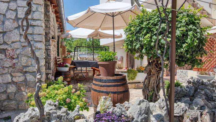 Ferienwohnung für 6 Personen, mit Terrasse in Pirovac