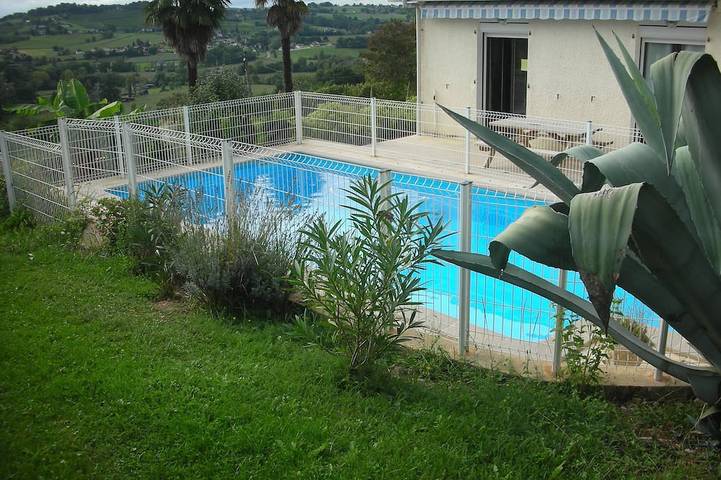Gîte pour 6 personnes, avec jardin à Cuqueron