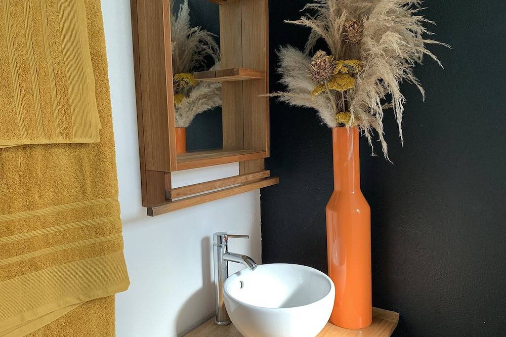 Entire apartment, \"L'Etale\", apartment with terrace in the heart of the city center. 2 steps from the lake in Lake Hossegor, Hossegor
