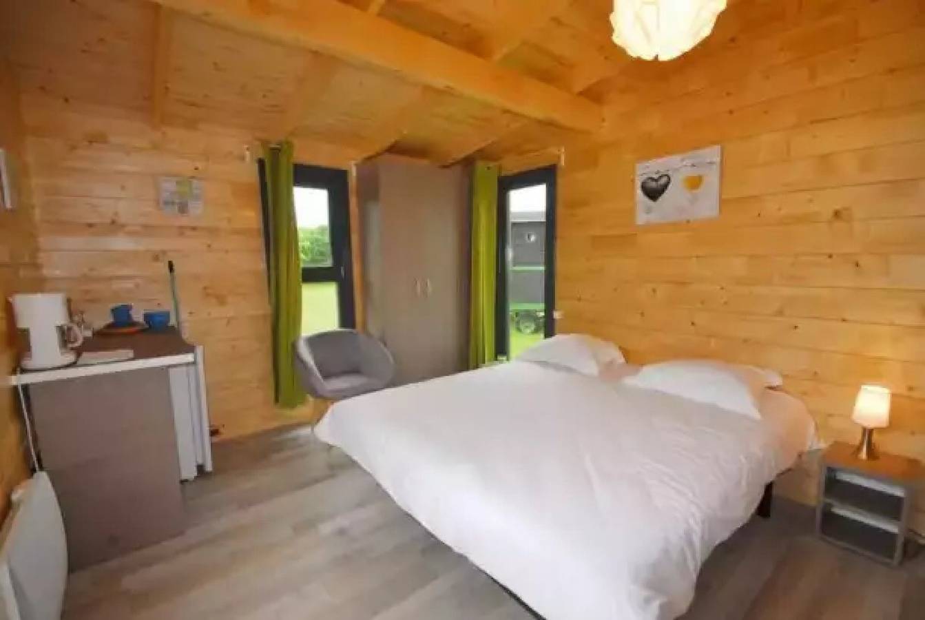 Zecamping 3 étoiles piscine couverte dog friendly sauna locatif Bbq 18m2 in Chamberet, Région de Tulle