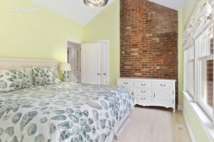 Holiday home for 10 people, with hot tub and garden, with pets in The Hamptons