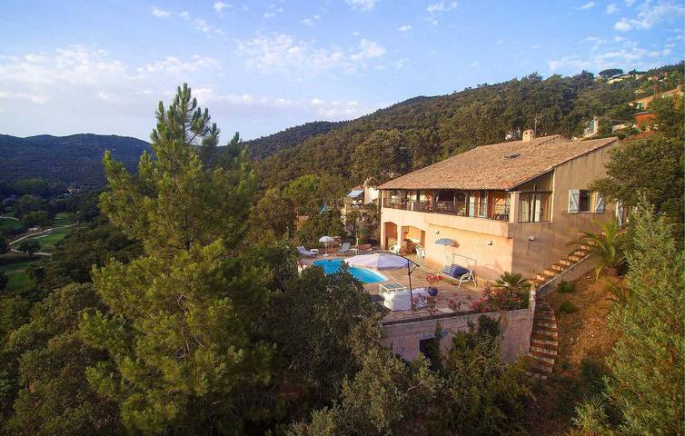 Location de vacances pour 8 personnes, avec Terrasse ainsi que Jardin et Piscine dans Golf de Valcros