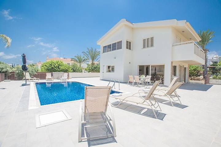 Chalet para 8 personas, con piscina además de balcón y jardín - 1