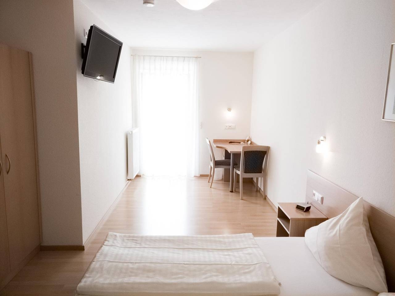 Pension Zum Bahnhof - Doppelzimmer, Dusche, Wc in Landau, Südliche Weinstraße