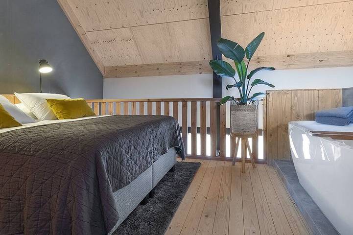 Luxury Eco Lodge for six people in a natural and rural style, built with sustainable materials in Veluwe