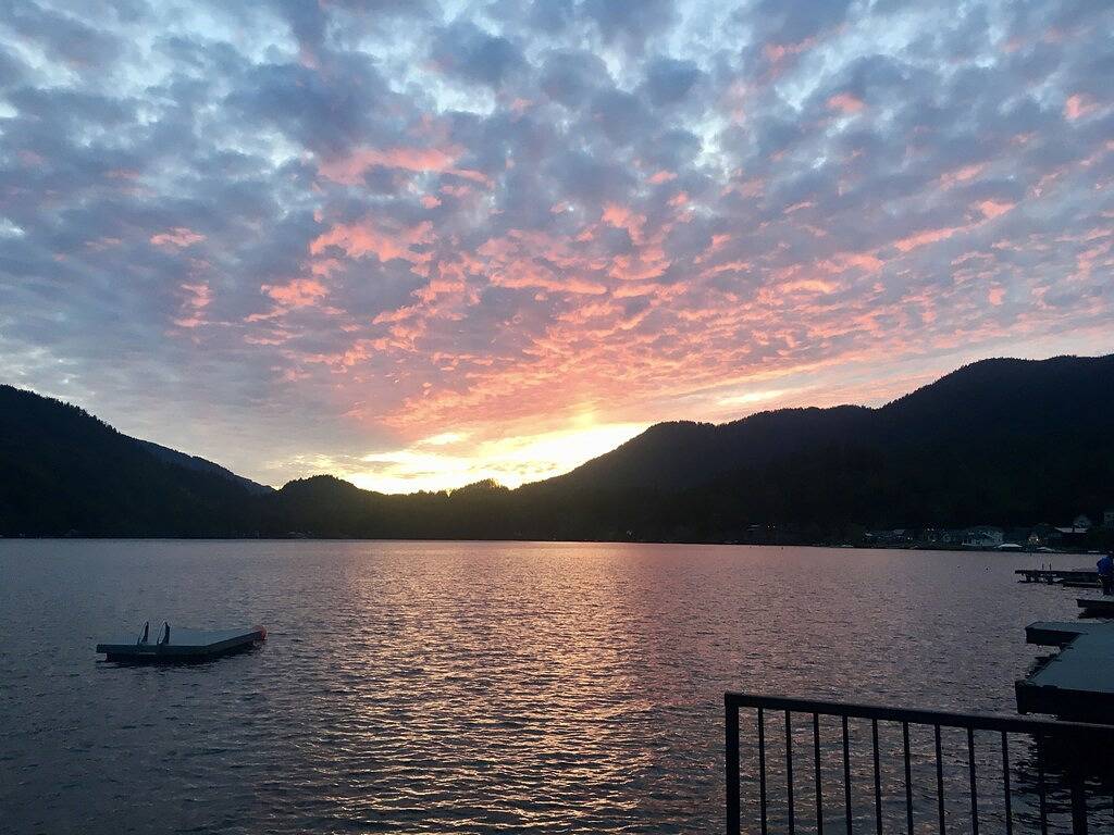 Dreamlike Lakefront Cabin on Lake Sutherland in Lake Crescent