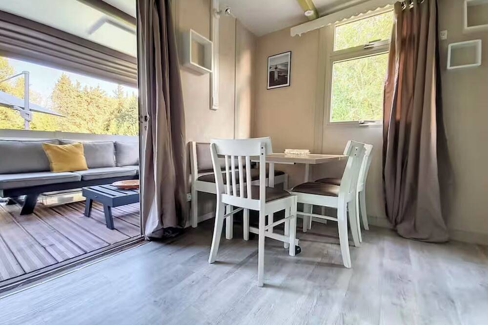 5-person chalet with pool in the Avignon countryside in Avignon, Vaucluse