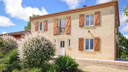 Location de vacances pour 11 personnes, avec jardin ainsi que terrasse et piscine, animaux acceptés à Bassoues