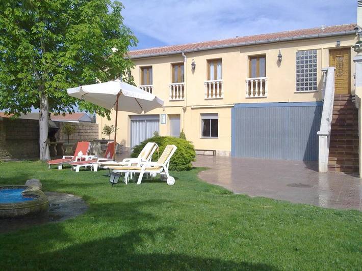 Casa rural para 8 personas, con Terraza y Jardín además de Piscina y Vistas en Valtierra