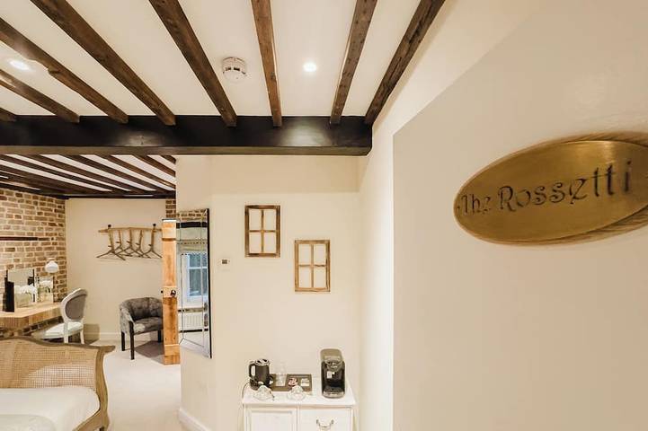 Experience boutique comfort above The Powell pub in Birchington. Stylish en-suite rooms, luxury touches, and a vibrant pub below—perfect for business, couples, or families. Book your coastal escape today! in Birchington, Kent