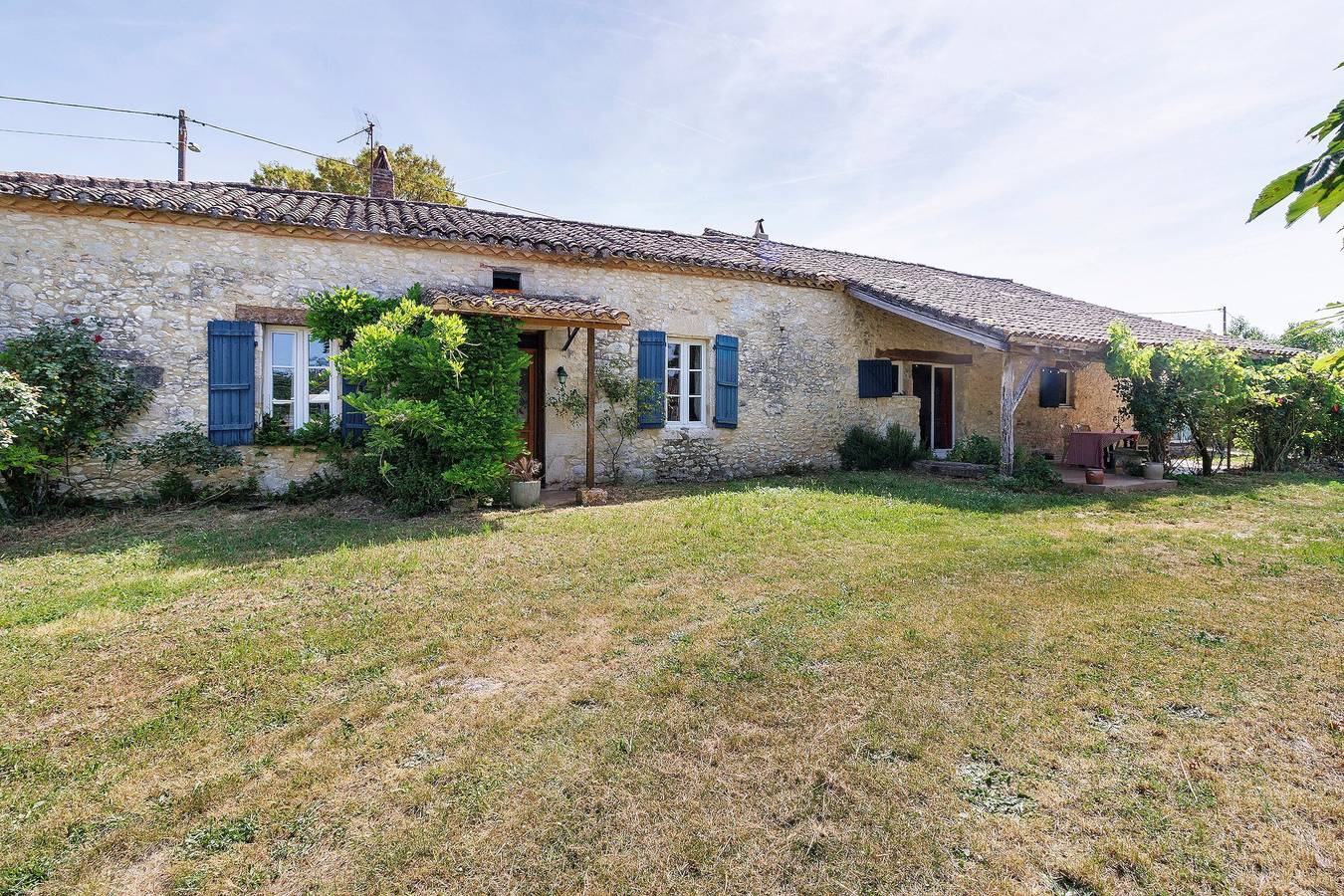 Holiday Home 'Domaine Agenas' with Lake View, Private Pool and Wi-Fi in Monflanquin, Villeneuve-sur-Lot region