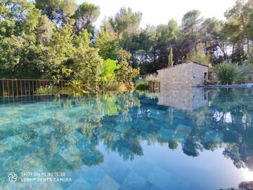 Gîte pour 2 personnes, avec piscine et jacuzzi ainsi que terrasse et jardin à Tourtour