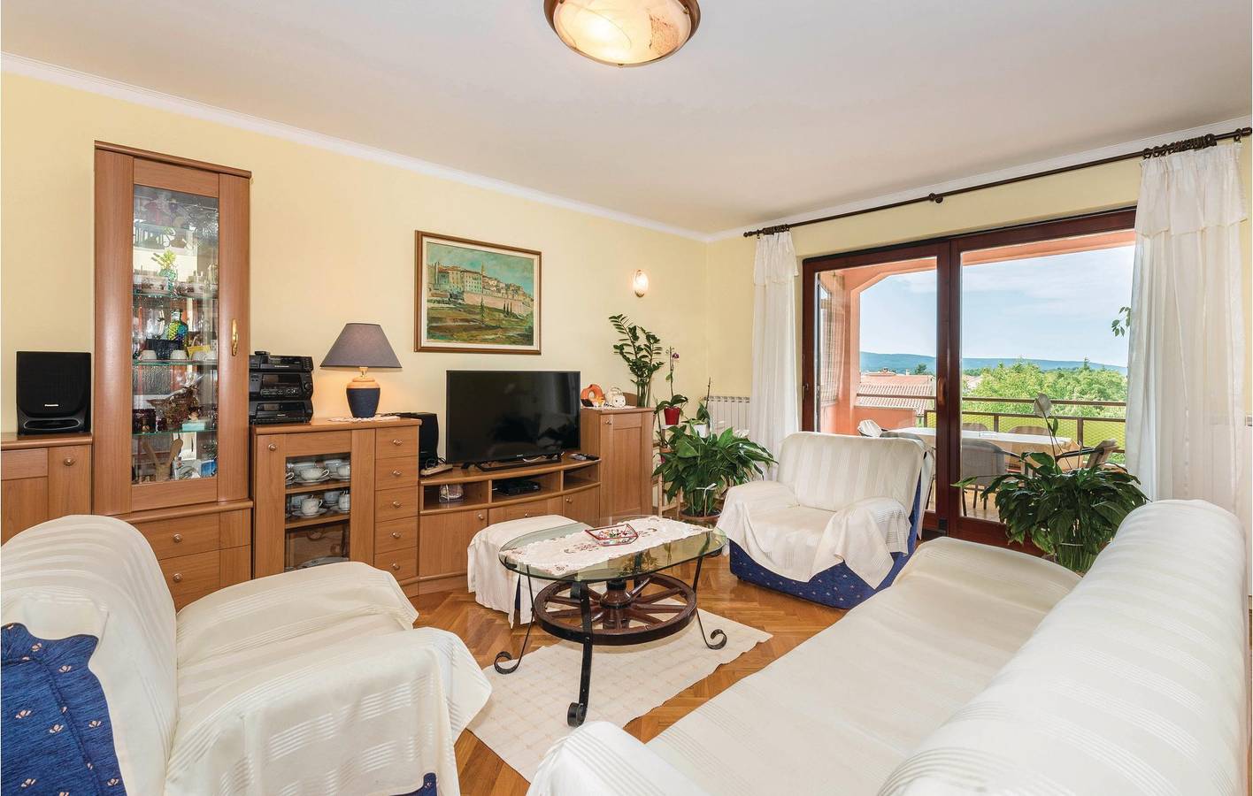 Un charmant appartement à 2 km de Labin : un logement confortable avec piscine et parking in Vinez, Côte Est de l'Istrie