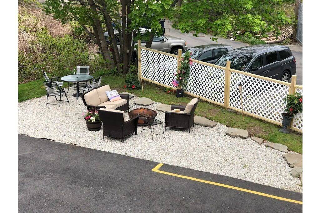 Swanky Flat in the Heart of Dock Square, Super Clean! Walk To Everything! in Kennebunk, York County