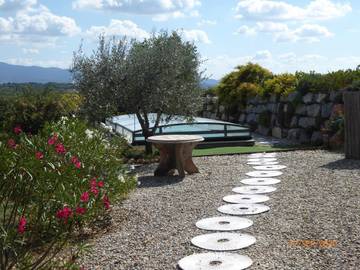 Gîte pour 2 personnes, avec vue ainsi que piscine et jardin à Puyméras