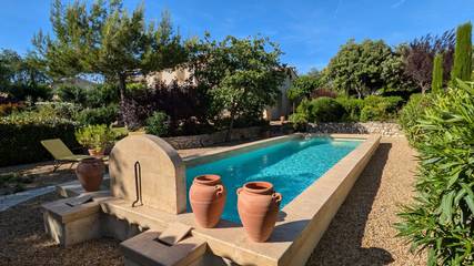 Gîte pour 2 personnes, avec piscine ainsi que terrasse et jardin à Venasque