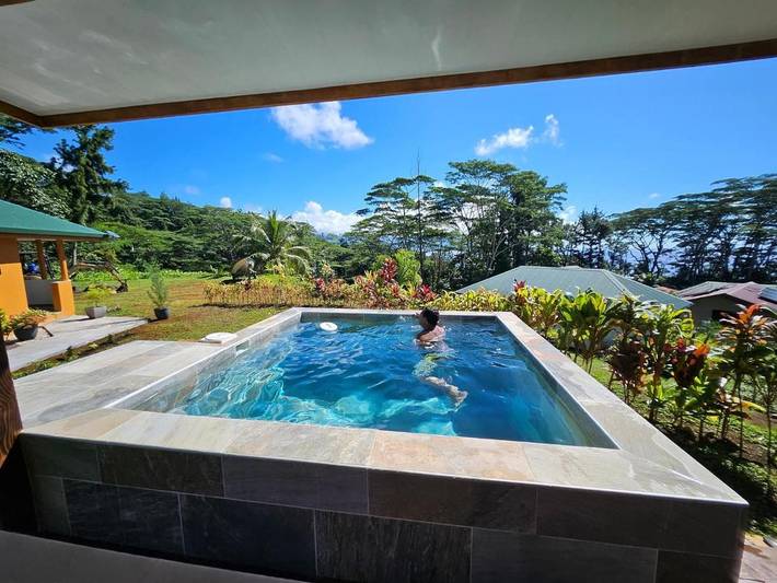 Gîte pour 3 personnes, avec jardin ainsi que piscine et vue dans Pueu