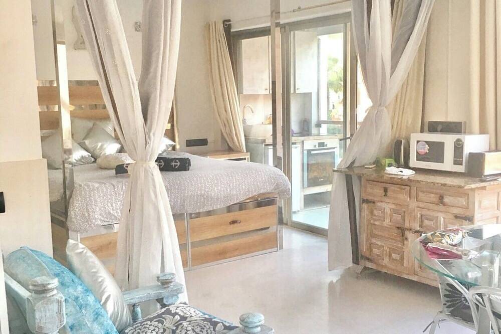 Appartement entier, Seafront Penthouse ibiza direct acces to beach breathtaking seaviews in Cala Llonga, Santa Eulària des Riu