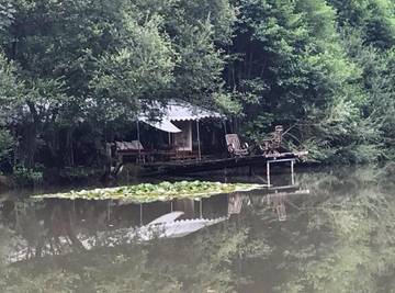 Gîte pour 4 personnes, avec vue sur le lac ainsi que jardin et vue à Bonsmoulins