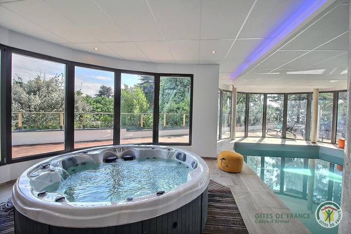 Gîte pour 6 personnes, avec sauna et jardin ainsi que vue et piscine dans Plage de Port-Mabo - 4