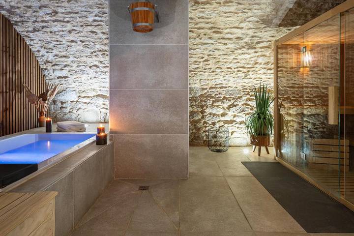 Gîte pour 2 personnes, avec Terrasse et Jacuzzi ainsi que Jardin et Piscine à Beaumettes