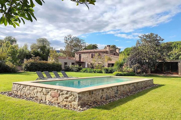 Casa rural para 8 personas, con jardín y piscina en Vall-llobrega