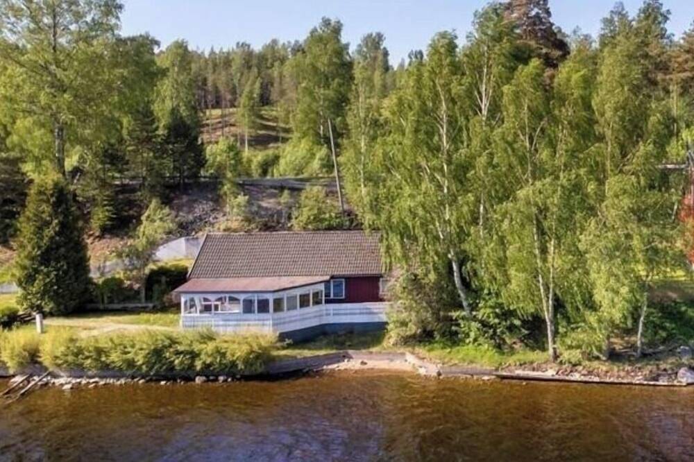 Waterfront house in Bengtsfors 2.5 km from stores and trailer ramp in Bengtsfors, Dalsland