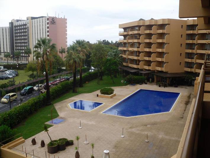 Aparthotel para 6 pessoas, com piscina e vista e ainda jardim and piscina infantil em Quarteira