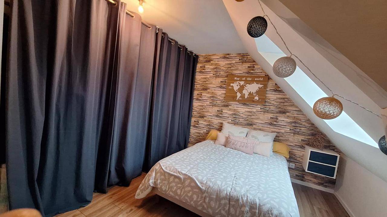 Appartement de vacances entier, Double Room with Shared Bathroom in Cérans-Foulletourte, Sarthe