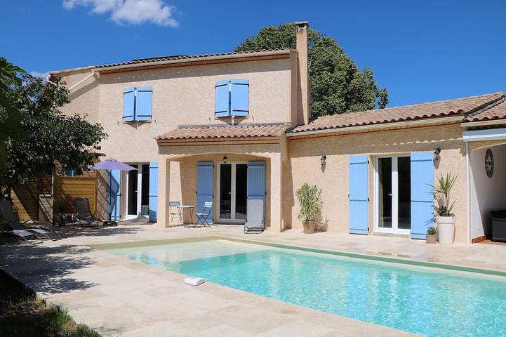 Villa pour 4 personnes, avec jacuzzi ainsi que jardin et terrasse