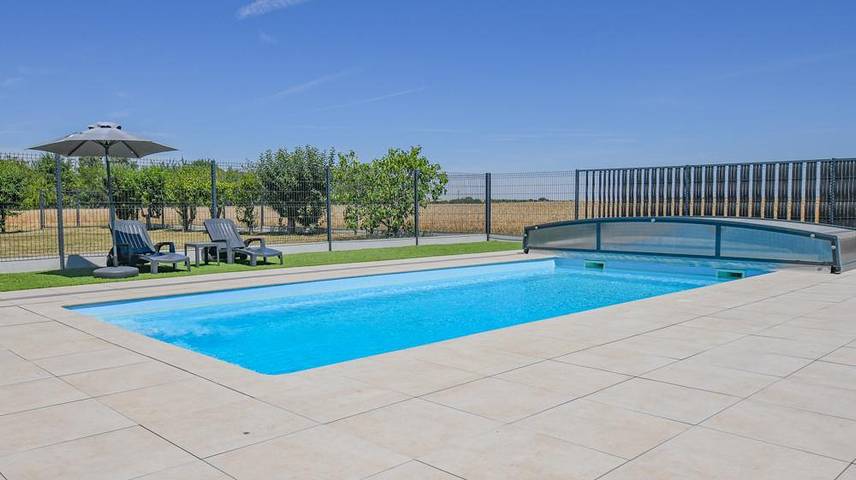 Gîte pour 12 personnes, avec Terrasse ainsi que Jardin et Piscine à Précy-Saint-Martin