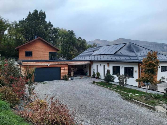 Gîte pour 4 personnes, avec terrasse et vue à Manteyer