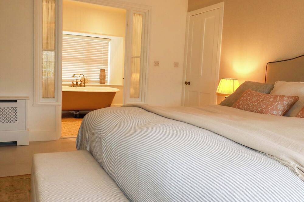 Vosporth Villa, pet friendly, luxury holiday cottage in Crantock in Crantock, Cornwall