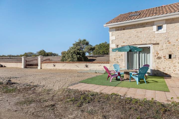 Maison de campagne 'Seul Au Monde' avec piscine privée, terrasse et jardin privatifs in Guizengeard, Charente