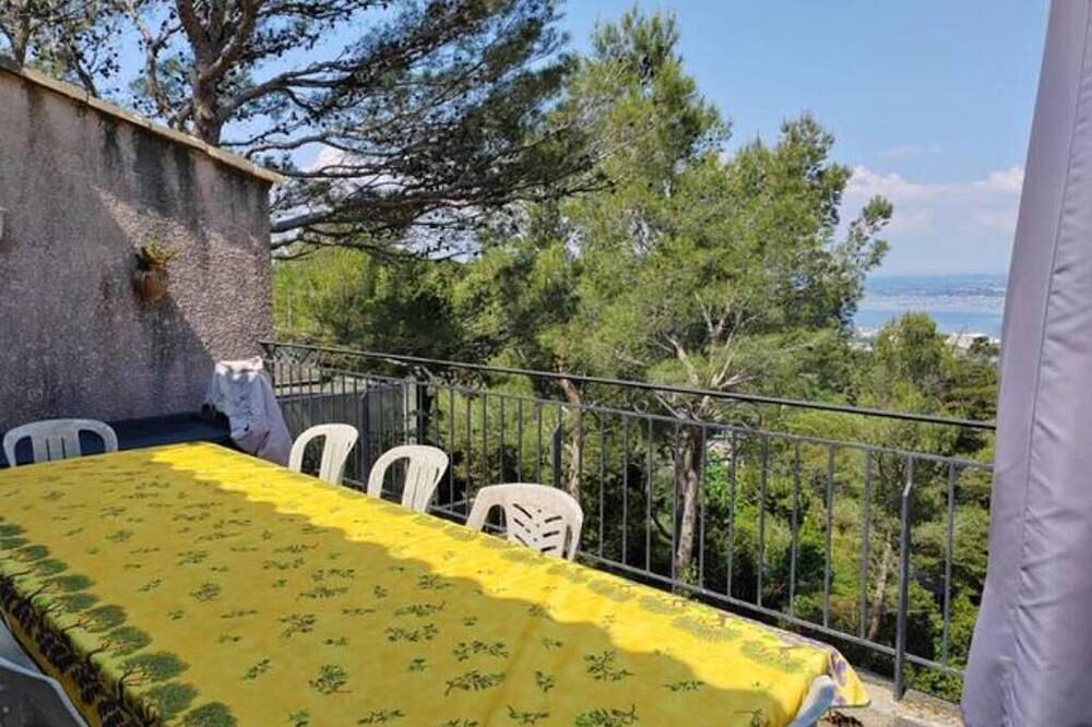 Chambre à louer dans villa St Clair à Sète-R- vue sur Etang de Thau in Mont Saint-Clair, Sète